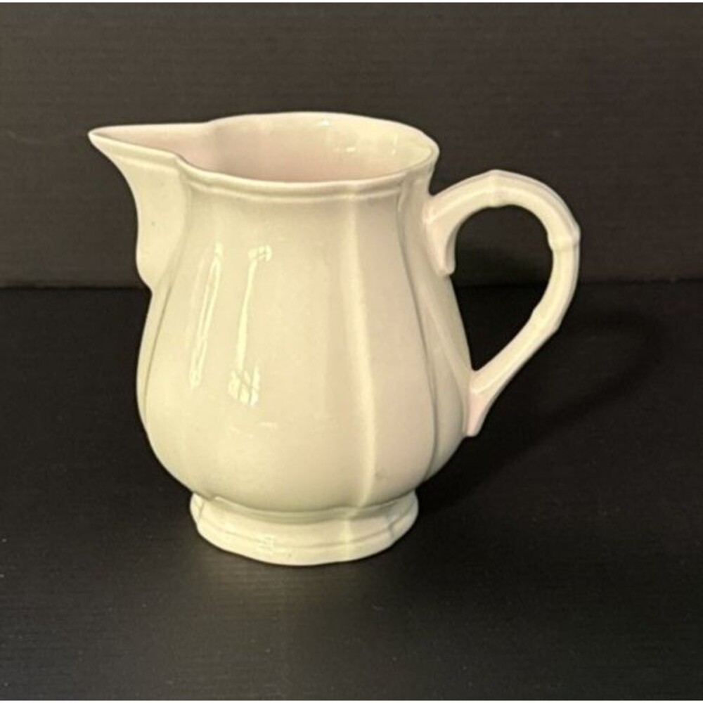 Villeroy & Boch Manoir - 8oz Creamer 3.5" White Luxembourg Scalloped Edges